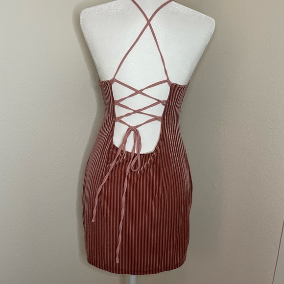 Velvet mini dress in dusty pink - Picture 8 of 11